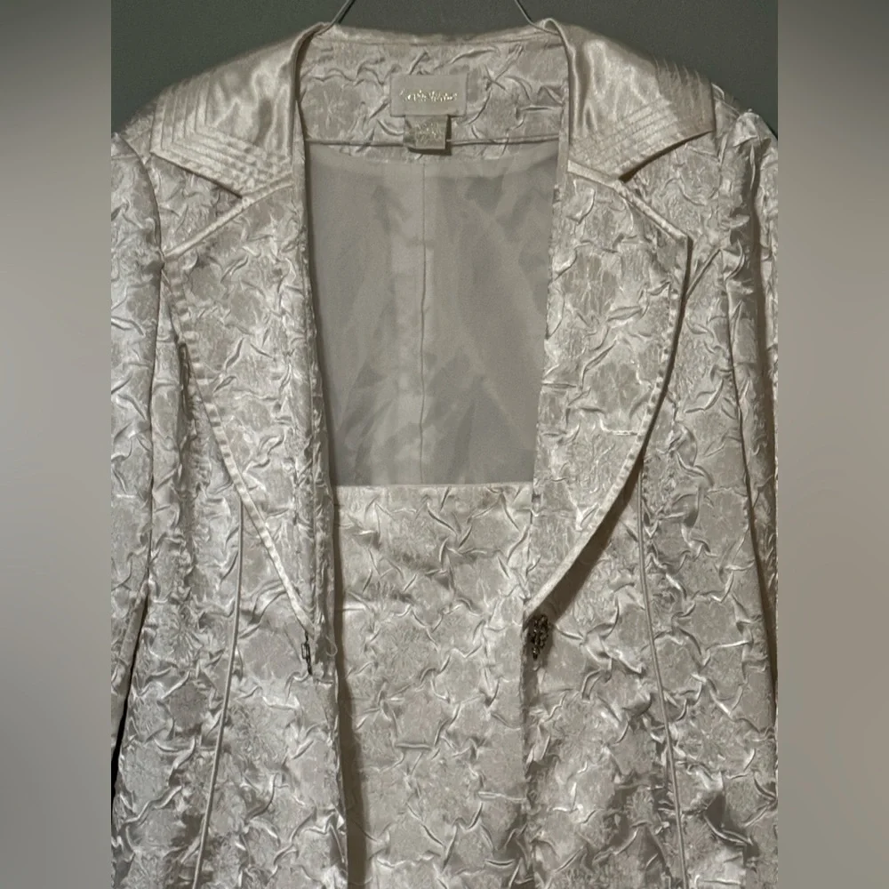 Elegant Cream Brocade Skirt Set - Picture 8 of 11